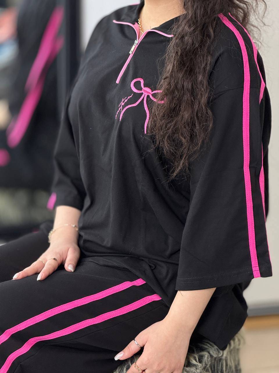 ست تیشرت شلوار زنانه ژاله گلکسی پنبه درجه یک در رنگ جذاب مشکی با نوار و پاپیون صورتی فری سایز از۳۸ تا ۴۶
