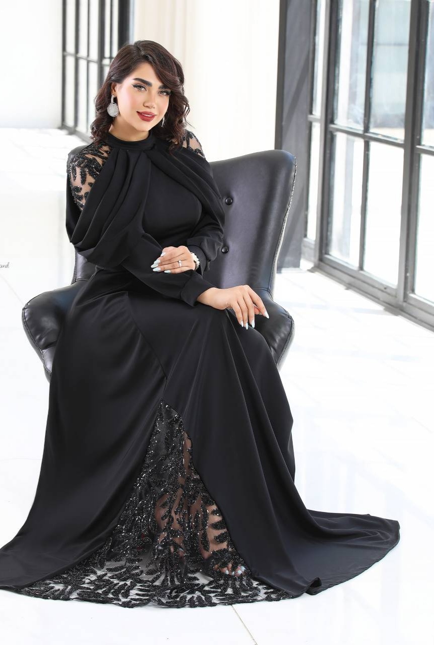 لباس مجلسی زنانه فریماه حجابدار و پوشیده با خرجکار آستین تور مغزی دوزی مشکی ساتن آمریکایی اصل درجه یک از سایز ۴۰ تا ۵۰