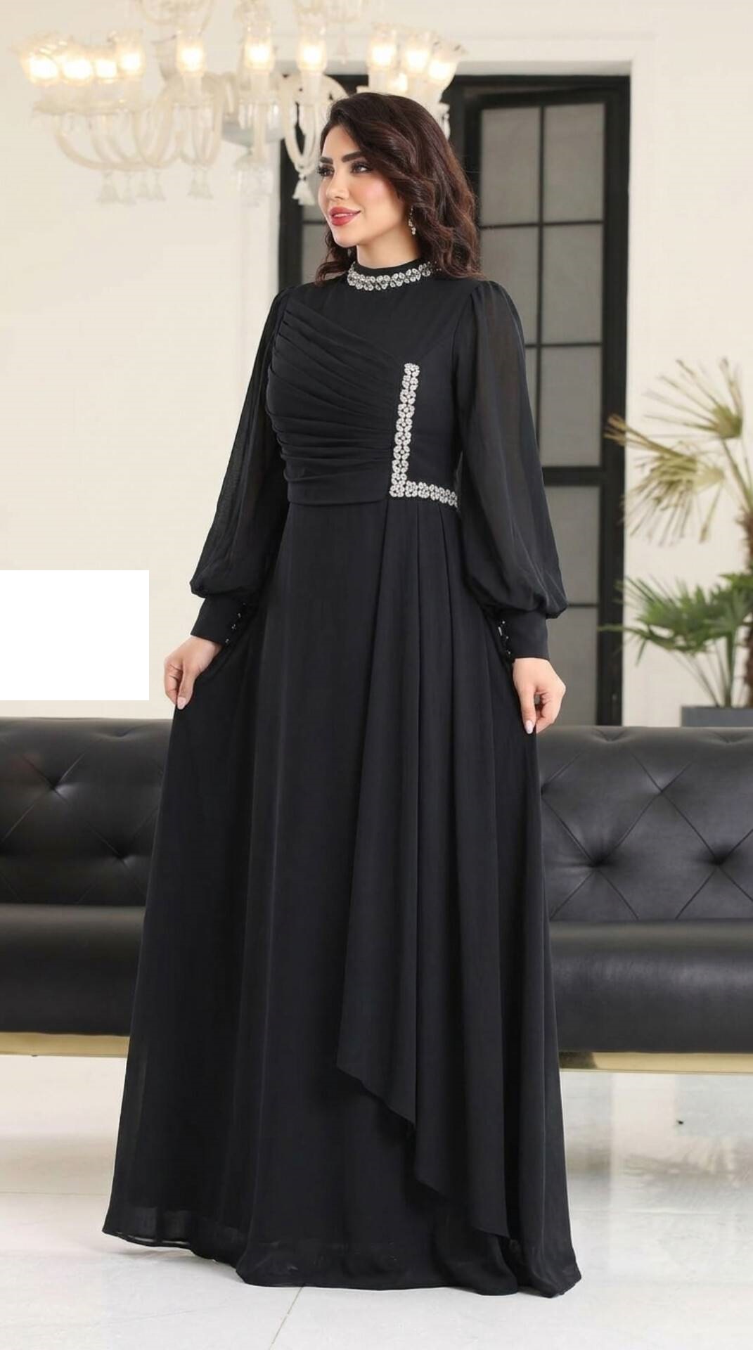 لباس ماکسی مجلسی  مشکی زنانه زمرد شیک و درجه یک کاپ دار و حجابدار دیزاین شده با سنگهای وارداتی درجه یک کرپ حریر درجه یک آستر دار و جدید از سایز 42 تا 50 سایز بزرگ